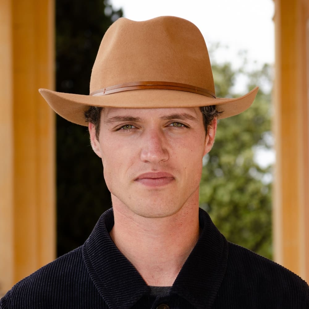 Chapeau feutre, lien cuir, bord non cousu