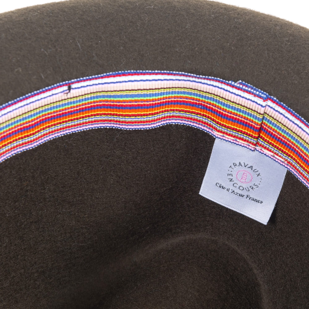 Chapeau feutre, lien cuir, bord non cousu