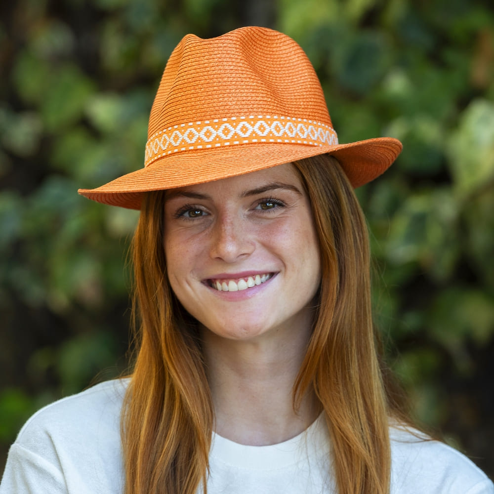 Chapeau papier ruban étroit