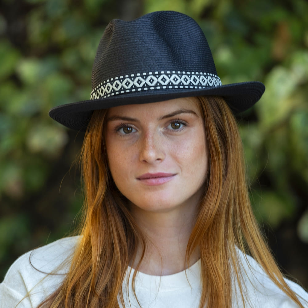 Chapeau papier ruban étroit