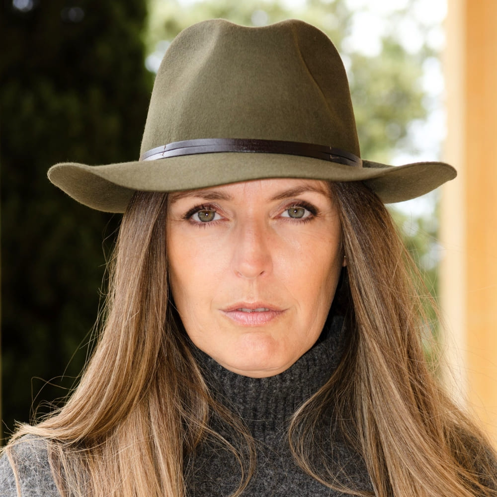 Chapeau feutre, lien cuir, bord non cousu