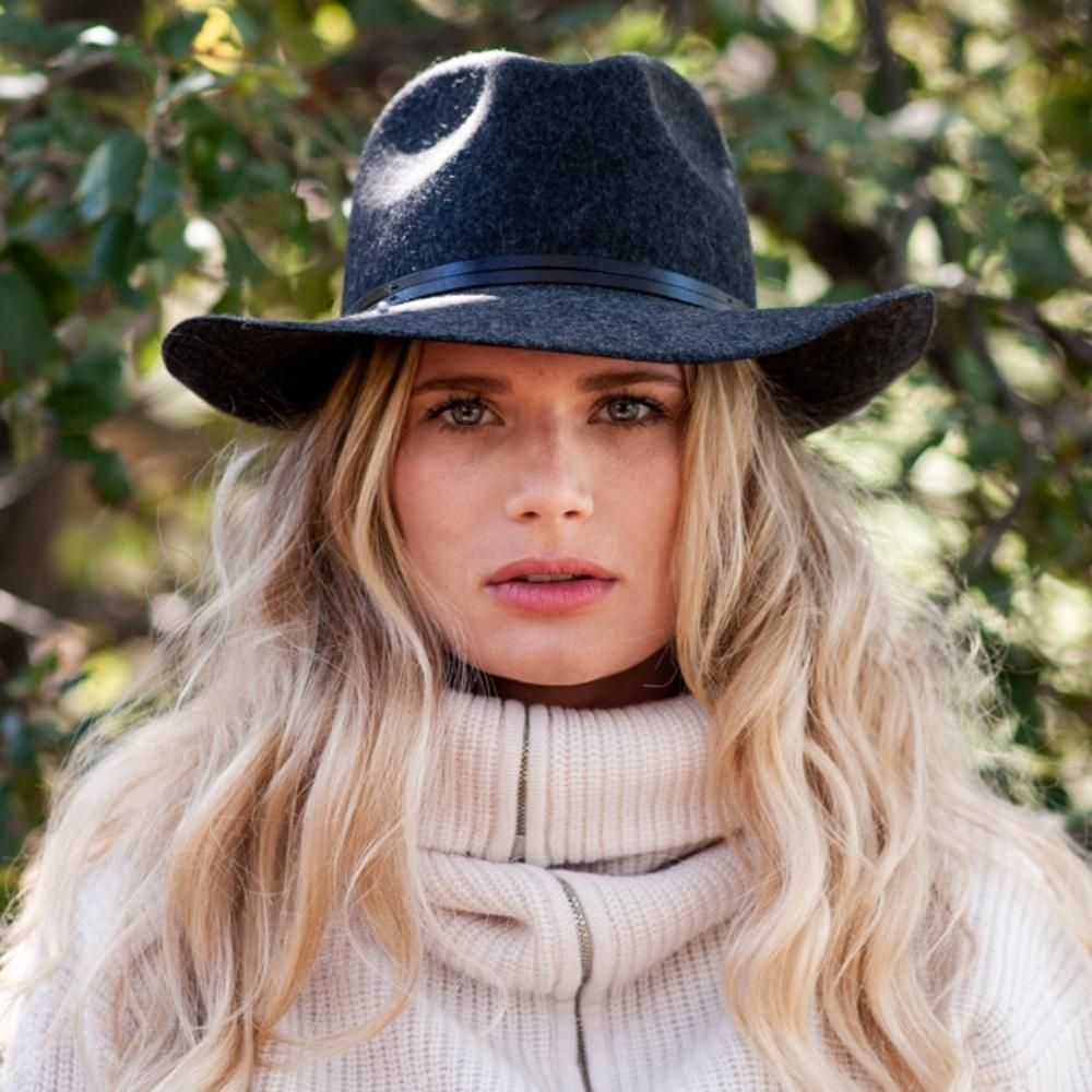 Chapeau feutre, lien cuir, bord non cousu